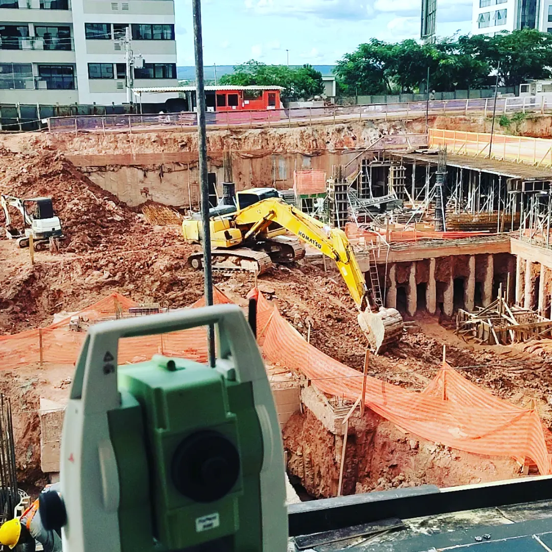 Equipe TopoLeste em canteiro de obra com estação total