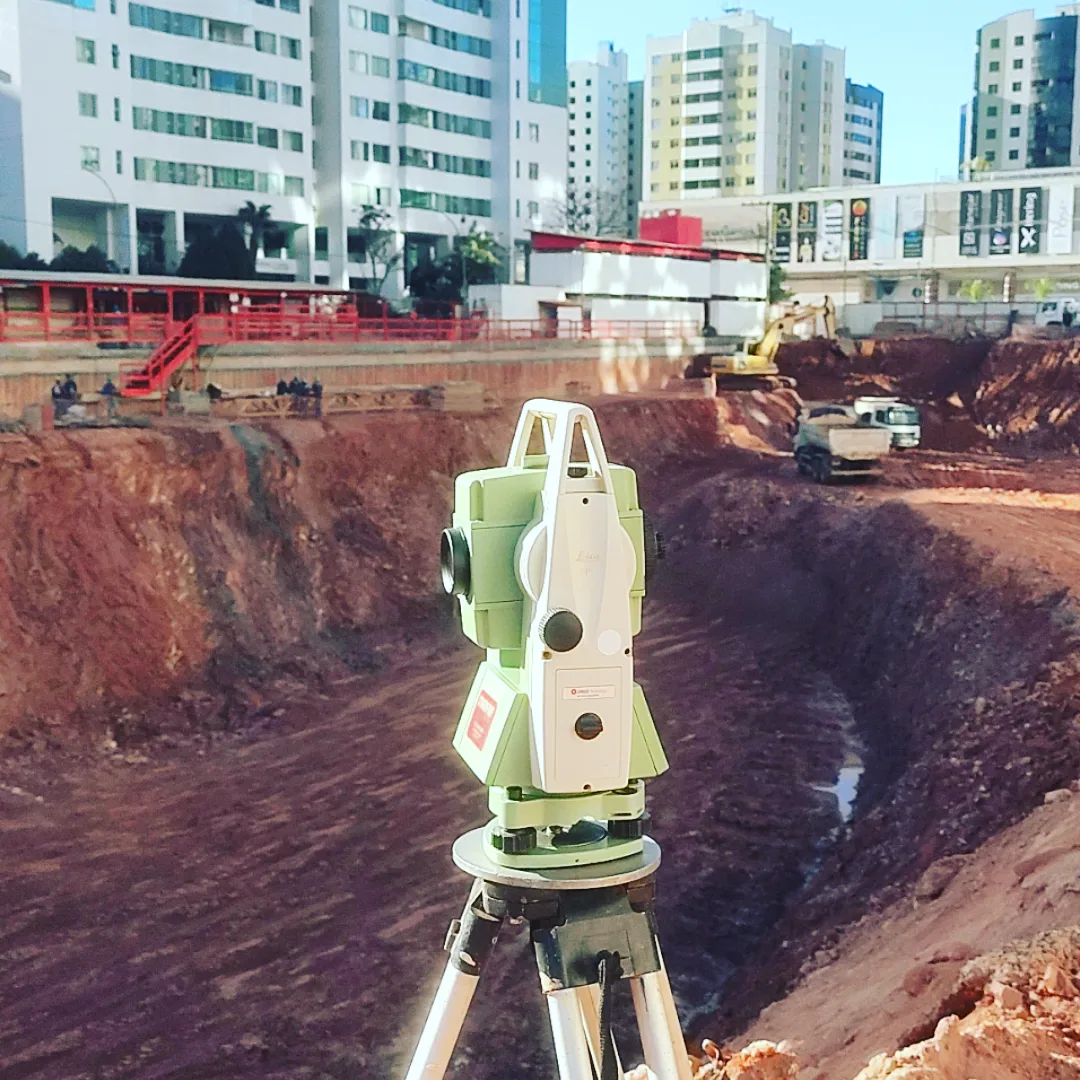Estação total Leica em obra de escavação urbana