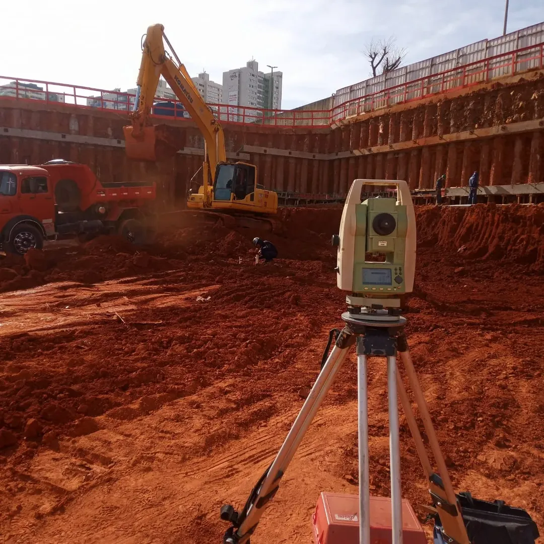 Levantamento topográfico em obra de contenção